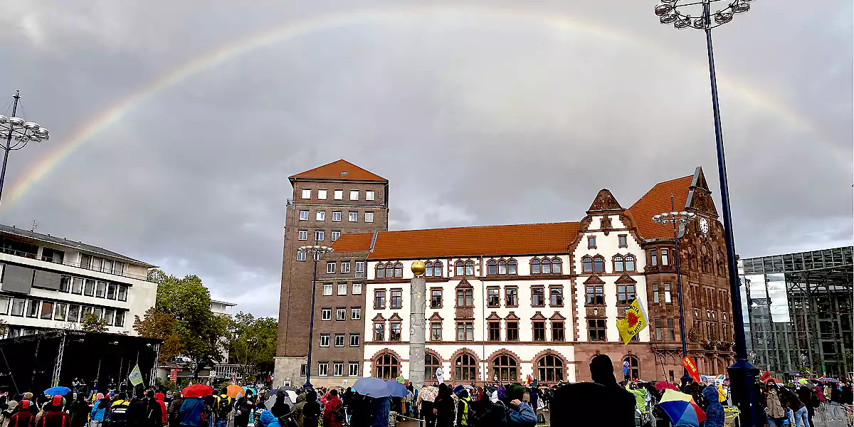 Regenbogen über dem Friedensplatz in Dortmund während einer Fridays For Future Demo (Foto: Marek Schirmer)