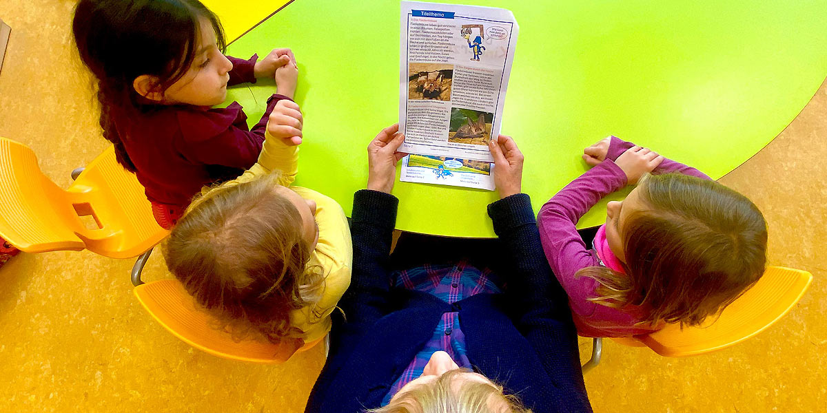 Brigitte Necker liest Kindern in der Pferdebachschule vor. (Foto: Marek Schirmer)