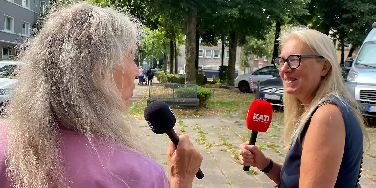 Kerstin Glathe und Ralph Klein zeichneten die Podcast-Episode über die Schwammstadt am Humboldtplatz in Witten auf. (Foto; Marek Schirmer)